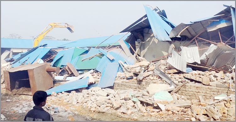 ঘোড়াশালে রেলওয়ের জায়গা থেকে চার শতাধিক অবৈধ স্থাপনা উচ্ছেদ